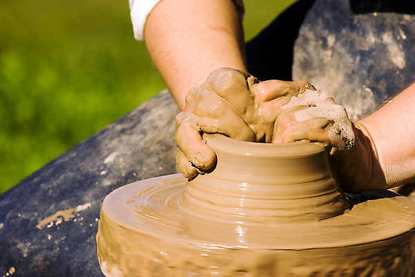 포토 JPG 해외이미지 모양 전통 손 이동 손가락 모션 노동자 기술 관리 창조 미술 사람없음 컵 갈색 꽃병 젖음 조끼 업무 작업 바퀴 도자기 사발 성형수술 냄비 연습 무역 서식 예술가 점토 진흙 토기 팔 주인 곰팡이 도예가 핸드메이드 해외202004 해외포토 직업 식기 꽃 산업 컬러 컨셉 문화예술 신체부위 외투 용기_그릇 사기그릇 수술 솥 파일형식 이미지허브