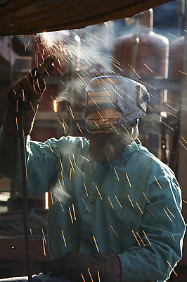 포토 JPG 해외이미지 남자 실내 한명 상반신 성인 앞모습 옆모습 빛 업무 연기 불똥 용접 용접공 용접기 용접마스크 철강 성인남자한명만 해외202004 해외포토 직업 1 뷰포인트 마스크 사람 내부 작업 남자한명만 성인남자만 파일형식 이미지허브