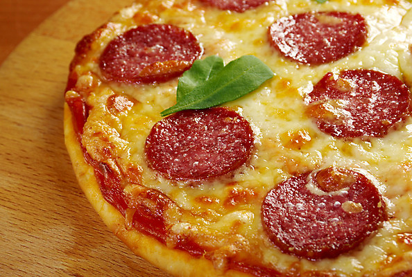 포토 JPG 해외이미지 음식 조각 토마토 치즈 피자 요리 사람없음 식사 이탈리아 껍질 원형 맛 속도 성분 점심식사 살라미 페퍼로니 핸드메이드 해외202004 해외포토 도형 유럽 컨셉 채소 유제품 패스트푸드 서양음식 소시지 파일형식 이미지허브