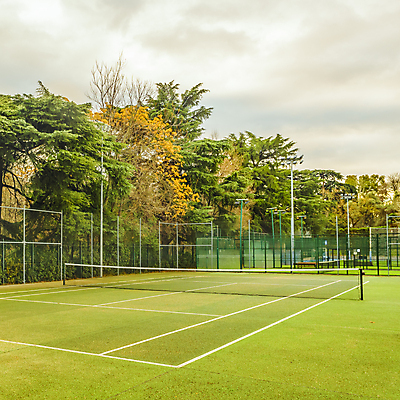 포토 JPG 해외이미지 나무 공원 스포츠 겨울 자연 하늘 표면 사람없음 야외 빨간색 초록색 파란색 테니스 게임 그물 스페인 마드리드 법정 해외202004 해외포토 식물 계절 공공시설 유럽 컬러 놀이 구기 생태계 파일형식 이미지허브
