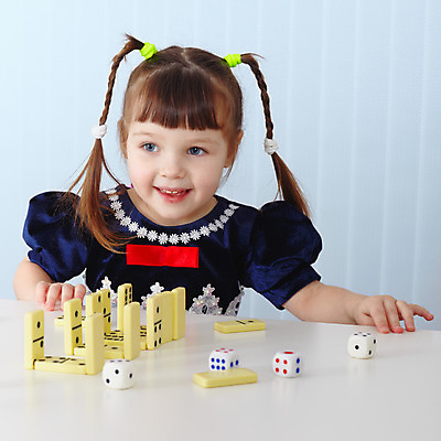 포토 JPG 해외이미지 1 손 드레스 얼굴 어린이 놀이 탁자 뼈 관리 한명 파란색 장난감 유행 게임 흰색 아기 잡기 점 그룹 닫기 계산대 주사위 도미노 줄서기 해외202004 해외포토 옷 컬러 가구 모션 사람 신체부위 파일형식 이미지허브