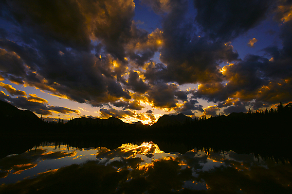 포토 JPG 해외이미지 나무 구름 호수 캐나다 산 사람없음 물 파란색 반사 평화 일몰 저녁 숲 앨버타 로키산맥 해외202004 해외포토 자연요소 식물 컬러 컨셉 북아메리카 노을 야간 파일형식 이미지허브
