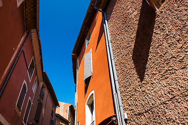 포토 JPG 해외이미지 나무 전통 외관 유럽 문화 여행 창문 하늘 지붕 휴가 주택 사람없음 야외 빨간색 파란색 평화 마을 고요 프랑스 골동품 시골 중세 역사 재산 옥상 묘사 언덕 타운 스카이라인 셔터 프랑스어 프로방스 해외202004 해외포토 식물 문자 나라 컬러 컨셉 건물 금융 도시 파일형식 이미지허브