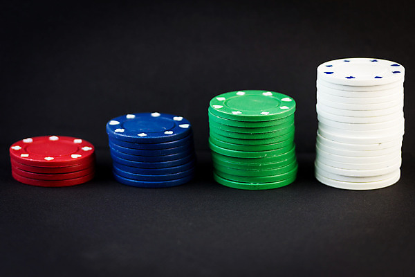 포토 JPG 해외이미지 백그라운드 돈 놀이 탁자 성공 사람없음 초록색 파란색 쌓기 동전 게임 흰색 그룹 도박 위험 플라스틱 심볼 오브젝트 카지노 기회 포커 고립 잭팟 해외202004 해외포토 컬러 가구 컨셉 모션 재질 트럼프 재산 파일형식 이미지허브