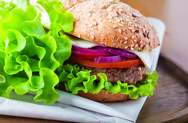 포토 JPG 해외이미지 음식 빵 토마토 양파 치즈 샌드위치 육류 스테이크 사람없음 컬러풀 소풍 식사 저녁식사 소고기 햄버거 그릴 상추 바비큐 머스터드 속도 상쾌 깨 미국문화 점심식사 치즈버거 해외202004 해외포토 감정 컬러 채소 식재료 주방용품 유제품 패스트푸드 서양음식 야외활동 조미료 소스_음식 서양문화 파일형식 이미지허브