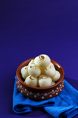 포토 JPG 해외이미지 디저트 사람없음 도자기 원형 사기그릇 냅킨 인도음식 라스굴라 해외포토 도형 그릇 음식 치즈 동양음식 파일형식 이미지허브