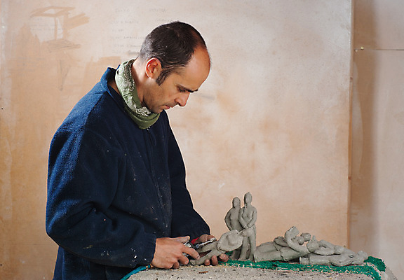 포토 JPG 해외이미지 남자 40대 노동자 기술 미술 한명 가로 조각상 숫자 장비 도구 업무 작업 작업실 파일 예술가 장인 마무리 솜씨 조각가 해외202004 해외포토 직업 문자 1 중년 문화예술 사람 조형물 파일형식 이미지허브