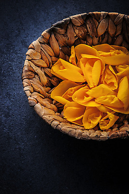 포토 JPG 해외이미지 식물 접시 꽃잎 꽃 백그라운드 잎 자연 탁자 사람없음 세로 파란색 장미 노란색 어둠 벚꽃 바위 사발 우아함 합성 향기 아로마 취급주의 많음 세련 해외202004 해외포토 식기 컬러 가구 컨셉 경고 돌_바위 사기그릇 생태계 냄새 파일형식 이미지허브