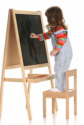 포토 JPG 해외이미지 손 응시 교육 딸 행복 어린이 교실 학교 놀이 수업 한명 사람 스터디 청춘 칠판 유치원 기쁨 흰색 기록 판넬 가르침 그리기 작음 사인 그림 분필 고립 해외202004 해외포토 1 시선 감정 컬러 컨셉 가족 모션 신체부위 학습 크기 초크 파일형식 이미지허브