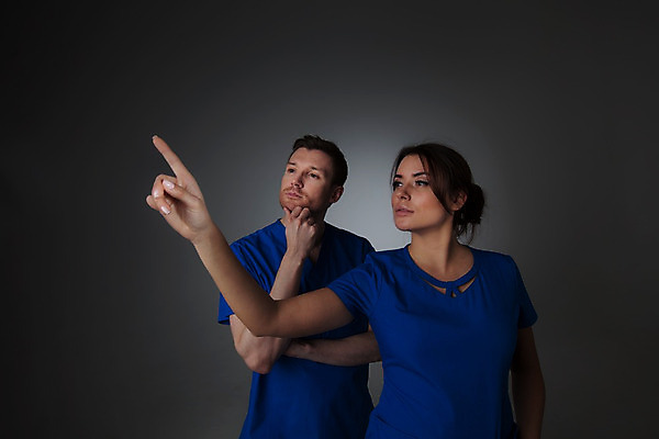 포토 JPG 해외이미지 손 여자 남자 컨셉 유니폼 2 손가락 미래 건강 사람 두명 파란색 약 디지털 스크린 모니터 터치 의사 긴급 가리킴 작업 수술 선택 언론 클릭 혁명 돌봄 인터페이스 터치스크린 가상 가상현실 카피스페이스 현실 해외202004 해외포토 옷 컬러 의학 모션 손짓 신체부위 치료 컴퓨터 공백 의료진 파일형식 이미지허브