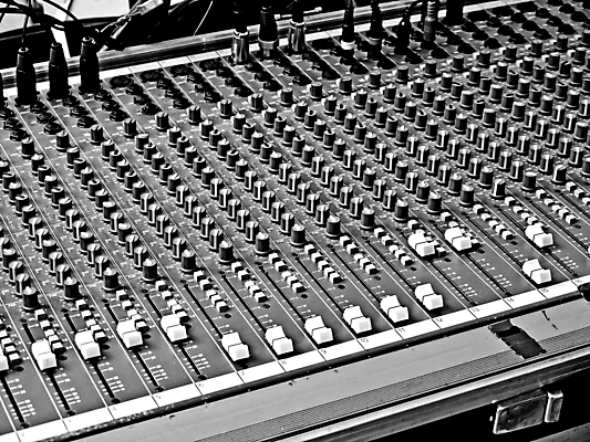 포토 JPG 해외이미지 음악 사람없음 검은색 콘서트 CD 흰색 악단 혼합 DJ 전자 엔진 생존 해외202004 해외포토 컬러 문화예술 공연 파일형식 이미지허브