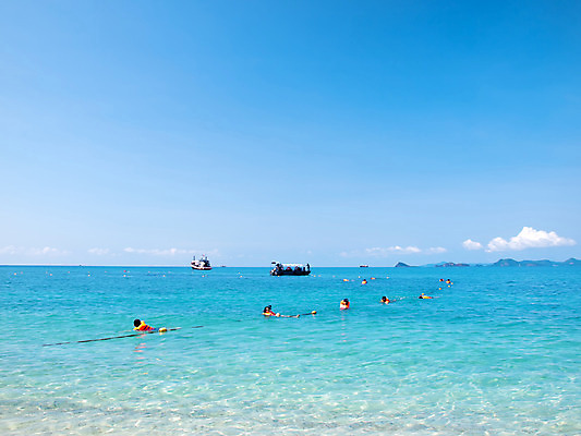포토 JPG 해외이미지 구름 아시아 파도 바다 섬 여행 태국 자연 하늘 휴식 동양인 풍경 사람없음 야외 초록색 파란색 환경 보트 서핑 크루즈 다이빙 장면 스카이라인 부표 잔물결 수평선 해외202004 해외포토 자연요소 나라 물결 컬러 컨셉 배_교통 인종 수영 수상스포츠 생태계 수중스포츠 파일형식 이미지허브