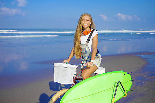 포토 JPG 해외이미지 여자 행복 스포츠 파도 바다 열대 건강 한명 미소 여름 비키니 금발 자전거 서핑보드 서핑 승차 하와이 태평양 서퍼 바이킹 해외202004 해외포토 1 헤어스타일 계절 수영복 감정 모션 운동선수 표정 사람 바이크 미국 수상스포츠 보드_스포츠 파일형식 이미지허브