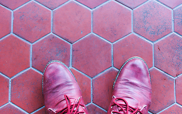 포토 JPG 해외이미지 학생 라이프스타일 도로 길 여행 백그라운드 운동화 신발 컨셉 가이드 발 휴식 거리 서기 사람 사람없음 빨간색 파란색 우주 검은색 칠판 청바지 도시 보행로 방향 단계 방법 해외202004 해외포토 직업 컬러 바지 교통시설 모션 생활 신체부위 파일형식 이미지허브