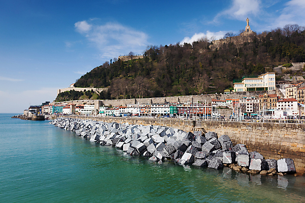 포토 JPG 해외이미지 전통 유럽 바다 산 풍경 사람없음 건물 물 맑음 바위 도시 역사 스페인 방파제 옛날 해외202004 해외포토 자연요소 건축물 공공시설 나라 날씨 돌_바위 파일형식 이미지허브