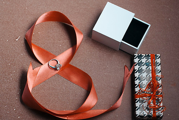 포토 JPG 해외이미지 결혼 백그라운드 관계 결혼식 선물 사랑 사람없음 빛 반사 유행 흰색 반지 고급 은색 크리스탈 보석 심볼 열정 다이아몬드 백금 제안 해외202004 해외포토 감정 컬러 컨셉 장신구 이벤트 광석 파일형식 이미지허브