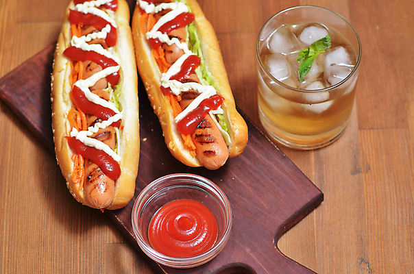 포토 JPG 해외이미지 잔 실내 사람없음 얼음 케첩 레모네이드 유리그릇 핫도그 나무도마 나무배경 해외202004 해외포토 자연요소 그릇 식기 음식 백그라운드 유리 도마 패스트푸드 내부 목재 소스_음식 에이드 파일형식 이미지허브