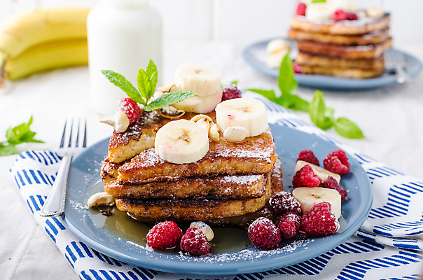 포토 JPG 해외이미지 접시 포크 바나나 실내 사람없음 아웃포커스 우유 식탁보 우유병 민트 슬라이스 산딸기 메이플시럽 해외202004 프렌치토스트 해외포토 식기 과일 병_용기 유제품 촬영기법 내부 허브 토스트 시럽 파일형식 이미지허브