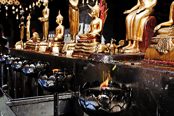 포토 JPG 해외이미지 아시아 종교 여행 불교 건축양식 태국 휴가 동양인 사람없음 세계 반사 믿음 기도 사찰 묘사 명상 멀리 숭배 신앙심 이국적 해외202004 해외포토 건축 감정 나라 종교건축 인종 파일형식 이미지허브