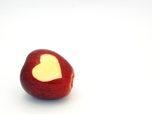 포토 JPG 해외이미지 음식 컨셉 다이어트 과일 발렌타인데이 건강 사랑 사람없음 빨간색 흰색 하트 신선 시장 사과 목각 해외202004 해외포토 모양 감정 컬러 데이이벤트 파일형식 이미지허브