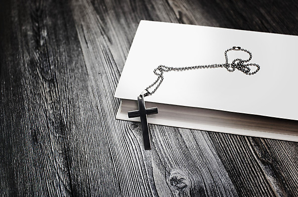 포토 JPG 해외이미지 전통 기독교 종교 십자가 목걸이 사람없음 목재 책 믿음 금속 검은색 성경 어둠 희망 천주교 골동품 흰색 기도 예수 성자 닫기 신비 심볼 묘사 페이지 신성 복음 신앙심 해외202004 해외포토 나무 감정 컬러 컨셉 재료 장신구 종교용품 모션 재질 신_종교 파일형식 이미지허브