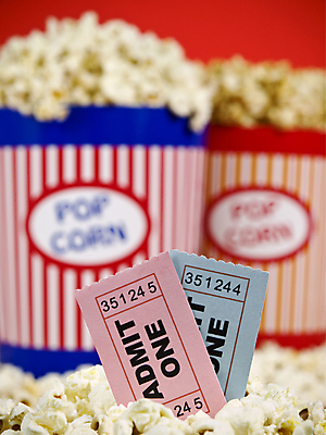 포토 JPG 해외이미지 사람없음 아웃포커스 영화 팝콘 빨간배경 영화소품 영화티켓 해외202004 해외포토 백그라운드 문화예술 촬영기법 빨간색 티켓 오브젝트 파일형식 이미지허브