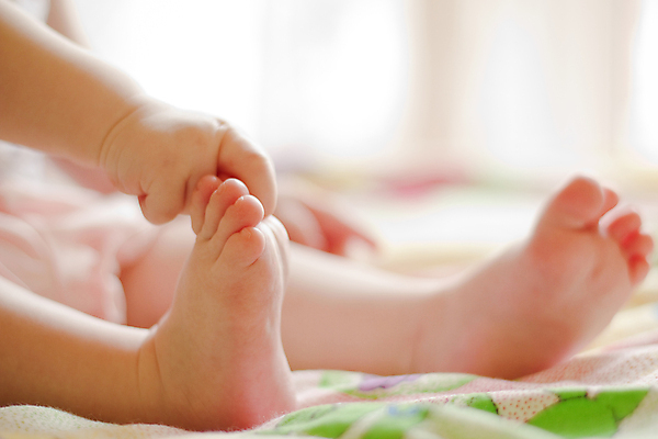 포토 JPG 해외이미지 모델 손 딸 행복 얼굴 어린이 자연 놀이 미래 새로움 건강 한명 웃음 사람 파란색 흰색 아기 신생아 오픈 입 달콤 작음 부드러움 세대 돌봄 해외202004 해외포토 1 감정 컬러 컨셉 가족 모션 표정 신체부위 감각 맛 크기 생태계 파일형식 이미지허브