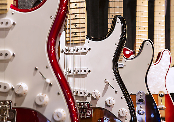 포토 JPG 해외이미지 디자인 문화 줄 음악 벽 노래 놀이 매달리기 여러명 사람없음 세일 상점 쪽지 소리 콘서트 공연 음악가 장비 무대 수확 기구 기타 악단 클래식 오브젝트 롤 오디오 기타리스트 소매 기어 재즈 멜로디 뮤지컬 블루스 줄서기 많음 해외202004 해외포토 직업 다수 컨셉 농업 모션 현악기 문화예술 사람 이벤트 전자제품 연주자 파일형식 이미지허브