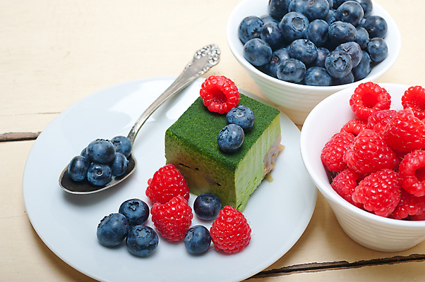 포토 JPG 해외이미지 디저트 실내 사람없음 블루베리 산딸기 무스케이크 녹차맛 나무배경 해외202004 해외포토 음식 백그라운드 과일 내부 케이크 맛 녹차 파일형식 이미지허브