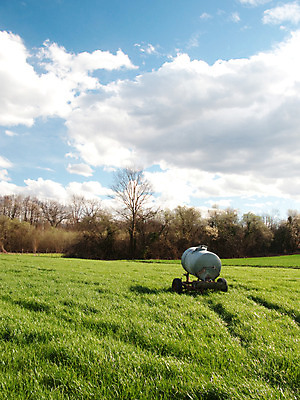 포토 JPG 해외이미지 나무 식물 자연 풍경 잔디 사람없음 야외 초록색 금속 봄 시골 바퀴 컨테이너 블러 해외202004 해외포토 계절 산업 컬러 재질 생태계 파일형식 이미지허브