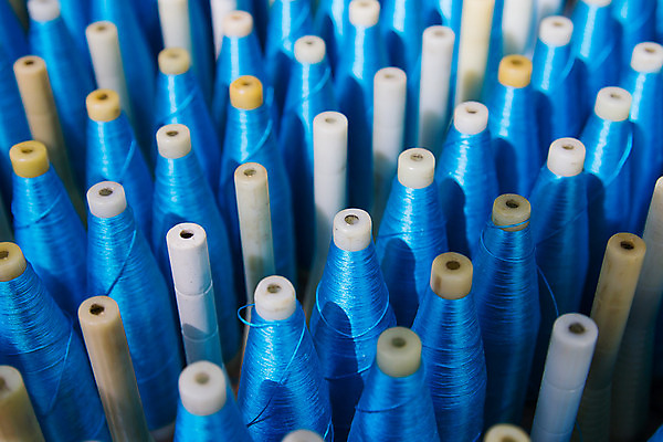 포토 JPG 해외이미지 옷 백그라운드 사람없음 파란색 컬러풀 유행 쌓기 직물 면 그룹 변화 황금 실 코드 바느질 실크 공예 배열 오브젝트 질감 실타래 자수 섬유 양모 핸드메이드 해외202004 해외포토 컬러 컨셉 모션 취미 파일형식 이미지허브