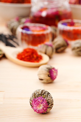 포토 JPG 해외이미지 실내 사람없음 아웃포커스 찻잎 나무배경 해외202004 공예차 해외포토 백그라운드 촬영기법 내부 차_음료 꽃차 파일형식 이미지허브