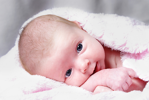 포토 JPG 해외이미지 백인 손 여자 딸 행복 얼굴 어린이 분홍색 백그라운드 건강 한명 가로 머리 평화 꿈 아기 신생아 달콤 작음 담요 부드러움 거짓말 결백 천진난만 해외202004 해외포토 서양인 1 감정 컬러 컨셉 가족 사람 신체부위 감각 맛 크기 파일형식 이미지허브