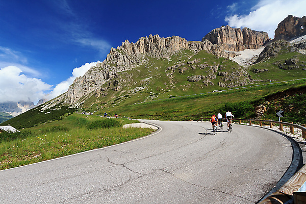 포토 JPG 해외이미지 구름 공원 유럽 도로 스포츠 여행 곡선 교통시설 자연 하늘 산 숙이기 풍경 사람없음 야외 가로 초록색 여름 계곡 자전거 이탈리아 그룹 아스팔트 알프스 통과 굴곡 바이킹 절정 해외202004 해외포토 자연요소 계절 공공시설 나라 길 선 컬러 포즈 교통 바이크 시설 생태계 파일형식 이미지허브