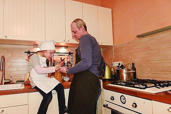 포토 JPG 해외이미지 백인 라이프스타일 남자 딸 행복 유럽 어린이 음식 2 채소 가족 관계 주택 함께함 건강 사랑 요리 미소 사람 취미 두명 부모 컬러풀 알약 주방 신선 사발 아빠 수증기 준비 유기농 레시피 성분 점심식사 채식주의자 핸드메이드 해외202004 해외포토 서양인 웰빙 감정 나라 컬러 컨셉 표정 건물 생활 약 식사 사기그릇 채식 파일형식 이미지허브