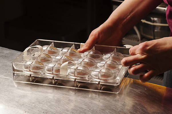 포토 JPG 해외이미지 계절 종교 음식 과일 재료 휴가 디저트 부활절 건조 사탕 선물 사람없음 장식 갈색 과자 초콜릿 계란 축제 어둠 놀람 이탈리아 우유 견과류 축하 토끼 4월 심볼 아몬드 코코아 개암 해외202004 해외포토 기념일 열매 감정 유럽 음료 컬러 컨셉 포유류 유제품 표정 반려동물 알 날짜 파일형식 이미지허브