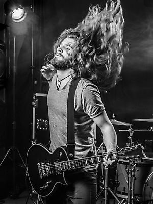 포토 JPG 해외이미지 긴머리 남자 음악 수염 흑백 한명 콘서트 공연 연주자 음악가 무대 기타 일렉기타 기타리스트 플레이어 생존 해외202004 해외포토 직업 1 헤어스타일 현악기 문화예술 촬영기법 사람 이벤트 파일형식 이미지허브