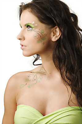 포토 JPG 해외이미지 백인 모델 응시 여자 얼굴 포즈 잎 모션 갈색머리 미술 한명 사람 성인 초록색 유행 페인트 화장품 자유 흰색 화려 그리기 비교 눈썹 속눈썹 피부 깃털 입술 어깨 섬광 인공 해외202004 해외포토 서양인 식물 1 헤어스타일 시선 컬러 컨셉 문화예술 신체부위 뷰티 파일형식 이미지허브