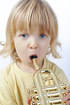 포토 JPG 해외이미지 백인 남자 어린이 음악 놀이 한명 소년 금발 장난감 흰색 트럼펫 해외202004 해외포토 서양인 1 헤어스타일 컬러 문화예술 사람 금관악기 파일형식 이미지허브