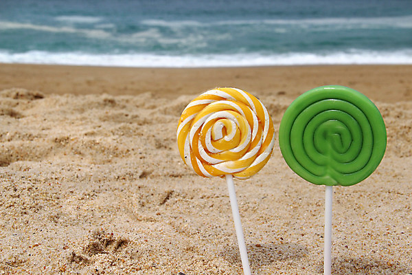 포토 JPG 해외이미지 모래 파도 바다 여행 컨셉 2 장난 휴가 휴식 사탕 사랑 사람없음 장식 초록색 물 파란색 노란색 선탠 항목 해외202004 해외포토 자연요소 감정 컬러 디저트 파일형식 이미지허브