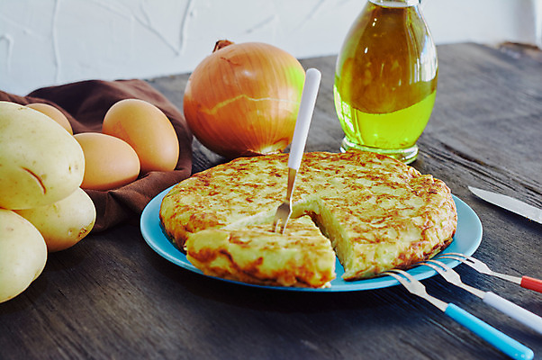 포토 JPG 해외이미지 전통 접시 음식 부분 양파 감자 옥수수 요리 사람없음 목재 계란 저녁식사 튀김 스페인 오믈렛 점심식사 스페인어 타파스 핸드메이드 해외202004 해외포토 나무 식기 유럽 채소 재료 곡류 알 식사 애피타이저 계란요리 파일형식 이미지허브