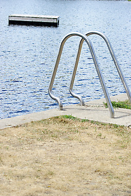 포토 JPG 해외이미지 계절 호수 바다 사다리 난간 휴가 손잡이 안전 사람없음 야외 물 파란색 강 금속 수영 젖음 도움 뜨거움 시골집 오르기 지역 일반 단계 깊이 해외202004 해외포토 자연요소 컬러 컨셉 모션 재질 주택 도구 수상스포츠 파일형식 이미지허브