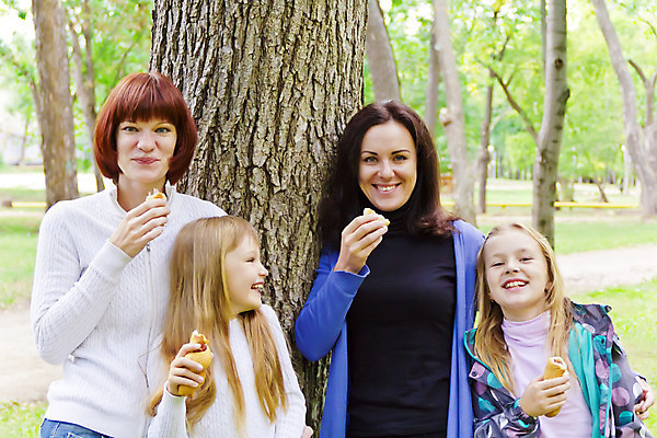 포토 JPG 해외이미지 백인 여학생 여자 딸 유럽 어린이 가족 엄마 웃음 사람 여러명 흰색 그룹 8 6 먹기 7 해외202004 해외포토 서양인 학생 나라 컬러 다수 관계 모션 표정 숫자 파일형식 이미지허브