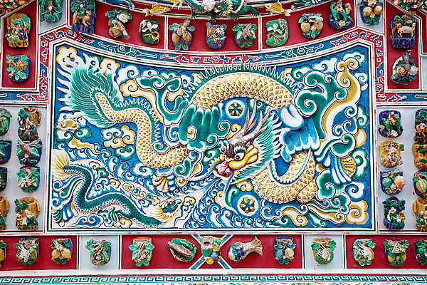 포토 JPG 해외이미지 전통 디자인 꽃 아시아 문화 얼굴 선 백그라운드 건축양식 주택 자물쇠 손잡이 동양인 사람없음 건물 목재 장식 빨간색 머리 문 금속 중국 용 사찰 오픈 황금 우아함 보호 연도 묘사 잠금 보안 대문 베이징 청동 놋쇠 사당 옛날 해외202004 해외포토 나무 식물 건축물 건축 나라 컬러 컨셉 재료 종교건축 재질 안전 인종 신체부위 파일형식 이미지허브