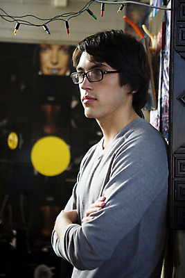 포토 JPG 해외이미지 남자 안경 생각 벽지 휴식 친절 갈색머리 실내 한명 서기 소년 성인 내부 방 기다림 스웨터 조심 심각 해외202004 해외포토 1 헤어스타일 잡화 어린이 컨셉 상의 모션 사람 파일형식 이미지허브