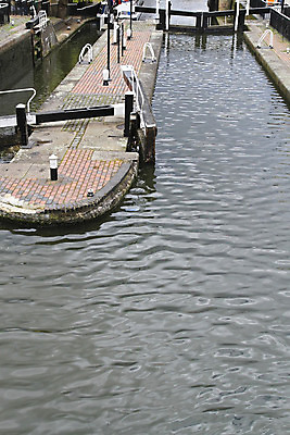 포토 JPG 해외이미지 사람없음 야외 물 강 흐름 보트 복도 회의실 런던 잠금 대문 운하 해외202004 해외포토 자연요소 컨셉 배_교통 영국 문 보안 파일형식 이미지허브