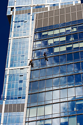 포토 JPG 해외이미지 주간 매달리기 외벽 사람 빌딩 야외 두명 건물 반사 청소부 유리창청소 해외202004 외벽청소 해외포토 자연요소 직업 건축물 벽 모션 청소 파일형식 이미지허브