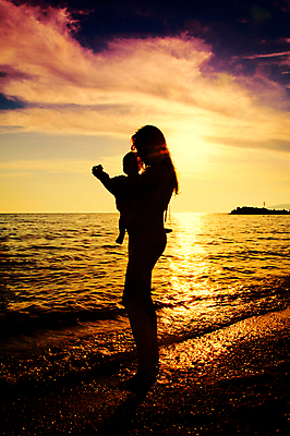 포토 JPG 해외이미지 전신 여자 남자 행복 실루엣 어린이 바다 가족 안기 휴가 함께함 서기 소년 성인 야외 두명 아기 해외202004 해외포토 감정 컨셉 관계 모션 촬영기법 사람 파일형식 이미지허브