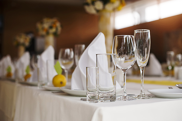 포토 JPG 해외이미지 식기 접시 음료 포크 와인잔 유리 탁자 사람없음 내부 장식 빛 세트 반사 식당 와인 식사 저녁식사 희망 카페 식탁보 흰색 직물 칼 고급 우아함 은색 크리스탈 먹기 만족 시설 냅킨 설정 점심식사 접수 해외202004 해외포토 감정 컬러 가구 컨셉 술잔 모션 재질 주류 상점 광석 파일형식 이미지허브