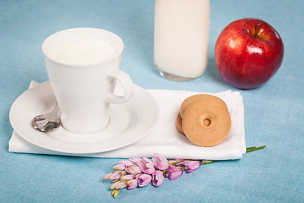 포토 JPG 해외이미지 음료 다이어트 과일 재료 유리 아침 건강 사람없음 컵 빨간색 파란색 식사 봄 우유 추위 흰색 신선 아침식사 사과 해외202004 해외포토 주간 식기 계절 컬러 재질 유제품 파일형식 이미지허브